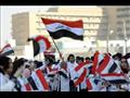 طلاب عراقيون يرفعون أعلام بلدهم خلال المشاركة في إ