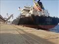 السفينة التي ستحمل الشحنة بعد دخولها ميناء أبو طرطور 