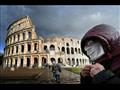رجل يضع كمامة قرب مبنى الكولوسيوم في روما في 7 اذا