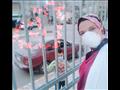 مدير عزل العجمي وصورة تذكارية مع نجلها خارج أسوار المستشفى