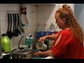 كارولينا باربوزا تغسل الأطباق في منزلها في ماراكاي