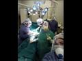الفريق الجراحي أثناء إجراء العملية لمريض بكورونا