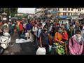 مسافرون يحتشدون خارج محطة سيكندارآباد في ولاية أند