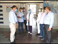 لجنة ادارة الأزمة ووكيل وزارة الصحة خلال متابعة العمل بالمستشفى 