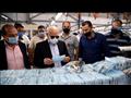محافظ بورسعيد يتفقد مصنعًا لإنتاج الكمامات