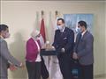 وزيرة الصحة تهدي درع الرعاية الصحية لمحافظ بورسعيد
