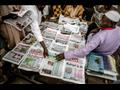 نيجيريان يتحدثان في كشك لبيع الصحف في كانو