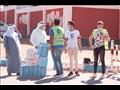 توزيع المياه والعصائر على الطلاب