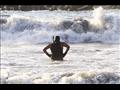 رجال الإنقاذ يصارعون الأمواج في شاطئ النخيل