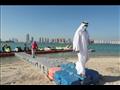 رجل قطري يضع كمامة على شاطئ كاتارا في الدوحة في ال