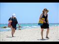 سياح أوروبيون على الشاطئ في جزيرة جربة التونسية