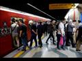 صورة لإيرانيين يضع كثير منهم الكمامات في محطة قطار
