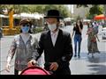 إسرائيليون يضعون الكمامات الواقية من فيروس كورونا 