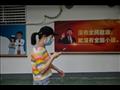 تمر أمام لافتة تحمل صورة الرئيس الصيني شي جينبينغ 