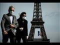 شخصان أمام برج إيفل في باريس