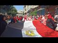طالبات يرفعن أعلام مصر أمام لجان الانتخابات بالإسكندرية