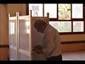 مواطن يدلي بصوته في اليوم الثاني
