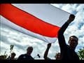 انصار المعارضة يرفعون علم بيلاروس السابق