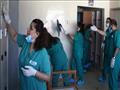 ممرضات من مستشفى سان جورج أثناء تنظيف إحدى الغرف ا