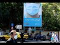 ايرانيون يضعون الكمامات في احد شوارع طهران