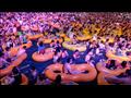 حفل غنائي مزدحم في منتزه مائي بمدينة ووهان- أف ب