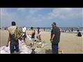 حملة مكثفة لإخلاء شاطئ بورسعيد من مئات المواطنين