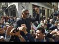  صورة من الأرشيف تظهر متظاهرين جزائريين يحملون الص