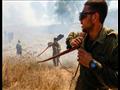 عسكريون إسرائيليون بحاولون إطفاء حريق اندلع في حقل