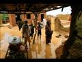 عائلة سودانية تعاين الأضرار في منزلها جنوب شرق الع