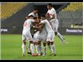 احتفال لاعبو الزمالك بهدف محمود علاء في المصري