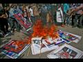متظاهرون يحرقون صورا لولي عهد أبو ظبي محمد بن زايد