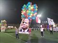 عمال مصر يطلقون بالونات تحمل صورة الرئيس