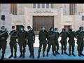  جنود إسرائيليون يقفون خارج الكنيس اليهودي الكبير 