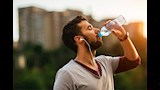 الصحة توصي بزيادة تناول المياه للحفاظ على نشاط الج
