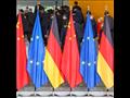 وزراء وأعضاء وفود يمرون خلف أعلام ألمانيا والاتحاد