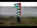 فلسطيني يحمل العلم في يوم الأرض