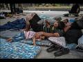 لاجئون يفترشون الأرض في ساحة فكتوريا في أثينا