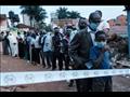 ناخبون اوغنديون ينتظرون للادلاء باصواتهم في الانتخ