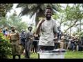  مرشح المعارضة في أوغندا بوبي واين بعد الإدلاء بصو