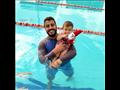 محمد الزغوي مدرب الرضع على السباحة 