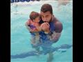 محمد الزغوي مدرب الرضع على السباحة (