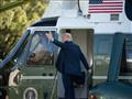  دونالد ترامب خلال صعوده الى متن المروحية الرئاسية
