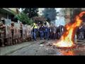 المتظاهرون أشعلوا النار أمام منازل قادة سياسيين 