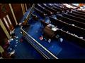 أوراق وملفات ومواد متناثرة في غرفة مجلس النواب بعد إخلائها