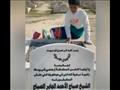 طفل كويتي بجوار قبر الأمير صباح الأحمد
