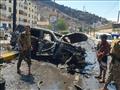 عناصر أمن يمنيون يتجمعون في مكان انفجار سيارة ملغو