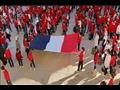 طلاب يرفعون علم فرنسا بالخطأ