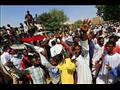 حشد من المتظاهرين السودانيين يطالب بحل الحكومة اما
