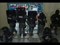 شرطيون إكوادوريون ينفّذون عملية أمنية لاستعادة الس