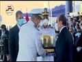 الرئيس السيسي يتسلم هدية تذكارية